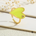 Dettaglio dell'anello a cuore dorato con smalto verde neon e piccolo accento in zircone - Cuore / Giallo neon (RG0664-D)