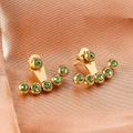 Dettaglio di orecchini Ear Jacket dorati con sei cristalli verde smeraldo su raso - N. 194 Verde / Verde