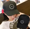 Casquette de baseball en coton noir avec smiley blanc brodé et détails de lettres sur le côté - Adulte / Sourire Noir