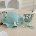 Détail d'un ensemble chapeau et sac en paille vert menthe avec nœuds et cerises - Bleu