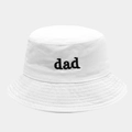 Dettaglio del ricamo nero DAD su cappello alla pescatora in cotone bianco con cuciture - M (56-58cm) / Bianco