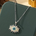 Collier bohème avec pendentif œil maléfique en argent et cristaux bleus sur coffret - A15 - Argent
