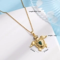 Collana con tartaruga dorata, pietra verde a goccia e zirconi bianchi luminosi - Tartaruga 2398 / Smeraldo