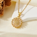 Détail du pendentif fleur de soleil dorée avec zircons blancs et cristaux micro-sertis - Collier Tournesol Entièrement Serti de Zircon Doré T017