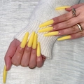 Matte hellgelbe lange Sargnägel zum Aufdrücken an Händen mit silbernen Ringen - Mattes Gelb (JP2187)