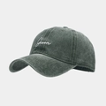 Dettaglio del ricamo Groom su cappellino da baseball vintage lavato con occhielli traspiranti - Regolabile / Verde