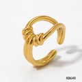 Dettaglio dell'anello aperto in acciaio dorato con design a nodo floreale ondulato - Taglia Unica(Regolabile) / Stile Dorato (KB649)
