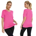 Dettaglio dello scollo a V e del tessuto traspirante sulla maglietta di colore rosa - Rosa fluorescente