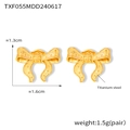 Détail de boucles d'oreilles nœud doré montrant les dimensions 1,6cm x 1,3cm sur fond blanc - TXF055 Nœud / Or