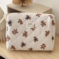 Nahaufnahme der gesteppten beige-gestreiften Kosmetiktasche mit Bärenmuster und Reißverschluss - Clutch Bag / Khaki Gestreifter Bär