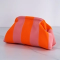 Pochette a nuvola in maglia con vivaci strisce arancioni e rosa e una consistenza morbida - Borsa a mano in maglia / Righe spesse arancio e rosa