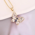 Détail d'un pendentif papillon en cuivre avec zircons colorés sur chaîne dorée - Style de Zircone Multicolore Bleu et Rose (1#)