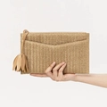 Pochette femme en paille tressée avec pompon en cuir et dragonne pour les vacances d'été - Abricot
