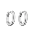 Dettaglio ravvicinato di orecchini a cerchio in argento lucido con finitura a specchio - 12.5mm / Argento