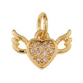 Détail d'un pendentif cœur ailé doré orné de petites pierres roses sur fond blanc - Coeur ailé en Zircon rose