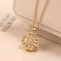 Collana con quadrifoglio dorato e zirconi cubici su portagioie beige elegante - Oro (8425)