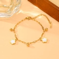 Pulsera de acero inoxidable dorado con flores blancas de cinco pétalos y cuentas oro - Tobillera de concha blanca (P604)