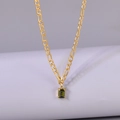 Goldene Figaro-Halskette mit rechteckigem grünem Zirkonia-Anhänger auf einem Ständer - 18K Gold