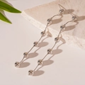Dettaglio degli orecchini a catena serpente d'argento con frangia lunga a più sfere - Orecchini Pendenti a Nappa con Perle Tonde Argento (Con Perno in Argento 925)