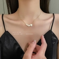 Collier en chaîne dorée élégante avec cinq perles blanches dégradées sur mannequin - 3# Style Trois Perles Dorées