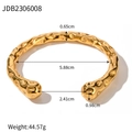Bracciale rigido in acciaio dorato con trama martellata e dettagli delle misure - JDB2306008-Bracciale Aperto Martellato Oro