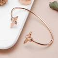 Bracciale rigido aperto oro rosa con api intagliate su un vassoio di marmo - Bracciale Aperto Ape 3D