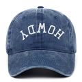 Détail de la broderie Howdy sur une casquette en jean bleu délavé au style vintage - Réglable / Bleu marine