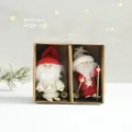Lot de deux gnomes de ski en feutre rouge et blanc dans une boîte cadeau kraft - Père Noël Skieur