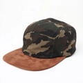 Detail der 5-Panel-Cap mit Woodland-Camouflage, braunem Wildlederschirm und Ösen - Verstellbar / Wildleder Rand Camo