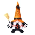 Halloween-Gnom mit orangefarbenem Spinnenhut, Fledermausflügeln und kleinem Besen - Weiblicher Stil - Besen Fledermausflügel Dekor
