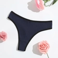 Détail du string côtelé bleu foncé avec ceinture noire sur fond blanc épuré - S (30) / Bleu Marine