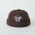 Detail van de bruine corduroy docker muts met wit borduursel voor jongens - 52cm (2-5 Jaar) / CP Letter - Koffie