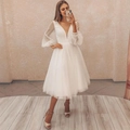 Elegante witte korte trouwjurk met V-hals en transparante pofmouwen van tule stof - US size 2 (S) / Ivoor