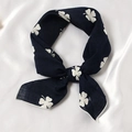 Foulard bleu marine en coton et lin avec motif trèfles sur fond de soie blanche - 55x55cm / Pigamon Noir