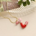 Détail du collier avec pendentif tube en émail rose et rouge et chaîne à billes dorée - Style-Z