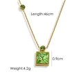 Collier en acier titane doré avec pendentif carré en cristal vert et chaîne de 46cm - Zircone Vert Clair