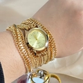 Detailopname van een gouden schakelarmbandhorloge met ronde kwartswijzerplaat om de pols - Goud