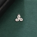 Pendentif triskèle en acier inoxydable poli sur fond vert texturé avec cuir - Triangle celtique Triskele (Style 8-Couleur Acier)