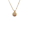 Collana con ciondolo sorriso dorato con zirconi e smalto rosso su fondo bianco - Smiley con bocca rossa