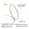 Dettaglio del bracciale dorato in acciaio inossidabile con zirconi e diametro di 6,0 cm - 6.0cm / Oro