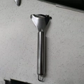Edelstahl-Maisschäler in Silber mit Griff-Aufhängeschlaufe auf weißem Untergrund - Stil Mit Rundem Griff / Lose Verpackung