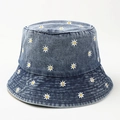 Dettaglio ravvicinato del ricamo a margherita bianca su cappello alla pescatora in denim - M(56-58cm) / Blu Medio & Bianco