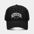 Gros plan sur la broderie NERVOUS blanche de la casquette de baseball en jean noir délavé - Réglable / Noir