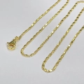Dettaglio collana a catena piatta placcata oro 18k con chiusura a moschettone su bianco - Lunghezza 45cm Larghezza 1,4mm / Giallo Oro