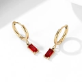 Vintage Creolen aus goldenem Edelstahl mit rechteckigen roten Zirkonia-Anhängern - Gold + Roter Zirkon