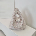 Detalle del bolso de lona con flores rosas y delicado ribete de encaje blanco en el borde - Rosa