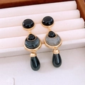 Dettaglio di orecchini vintage a fiore dorati con pietre nere e pendenti a goccia - Orecchini (Ago d'argento-Oro-Nero-Goccia d'acqua)