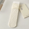 Cremefarbene Socken aus Baumwolle mit Rautenmuster und süßen Rüschen am Saum - Großes Rautenmuster