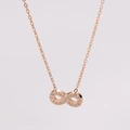 Primer plano del collar infinito en oro rosa con brillantes cristales de circonita - Oro rosa