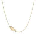 Collana bohémien Mano di Fatima dorata con design traforato su sfondo bianco neutro - Mano di Fatima / Oro